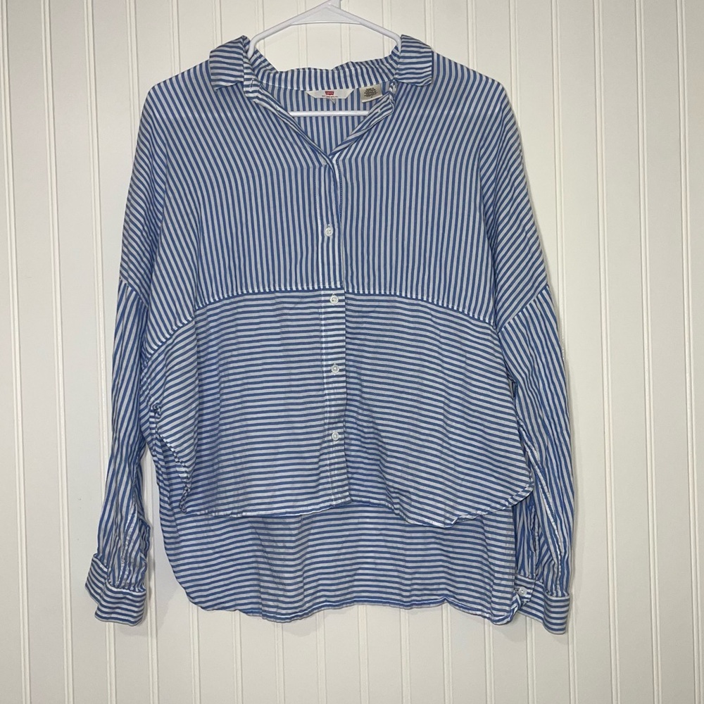 Levi’s size medium high low blue striped button down casual long sleeve